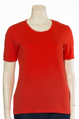 Rød MXO shirt med fin tynd blondesnor rundt i halsen
